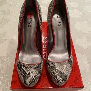 Guess pumps